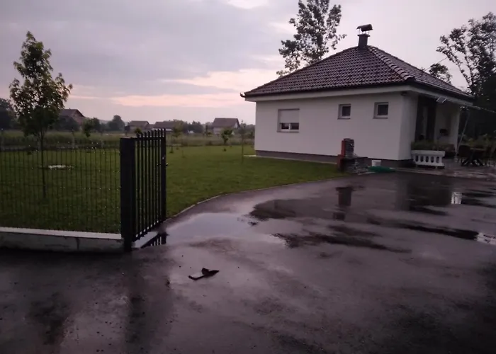 بيت للعطل Vikendica Ninic